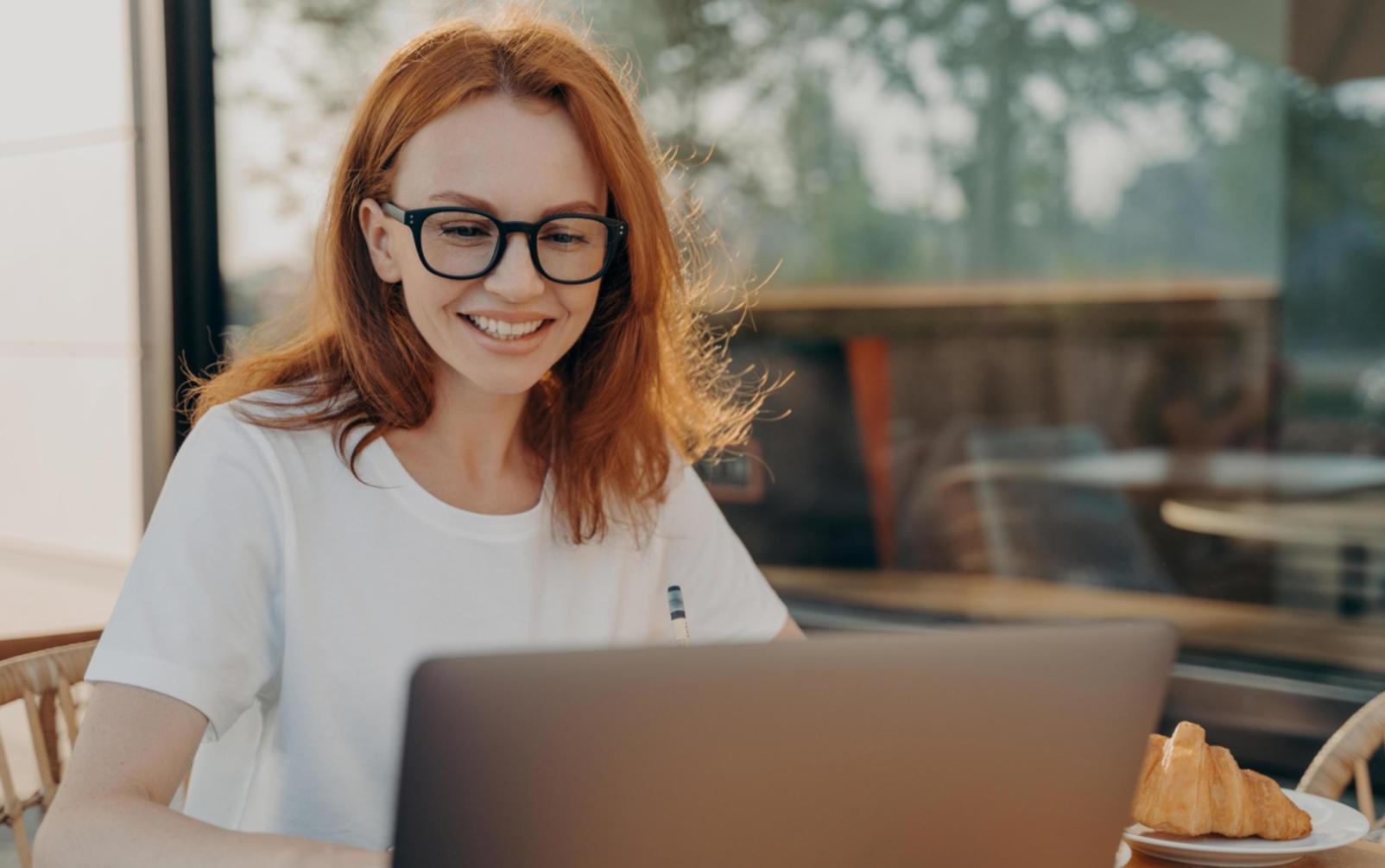 Moderne Trading-Arbeitsplatz mit mehreren Monitoren