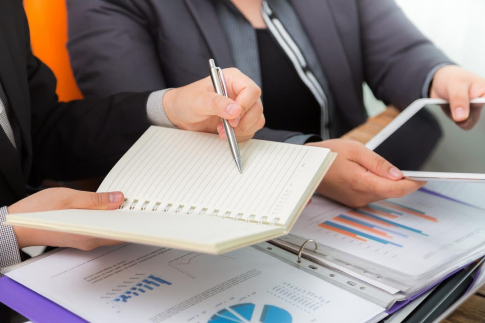 Modernes Trading-Arbeitsplatz mit mehreren Monitoren und Marktdaten