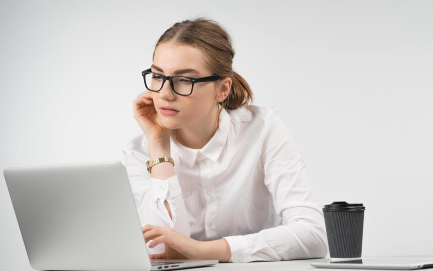 Trading Bildschirm mit Marktanalysen und Charts