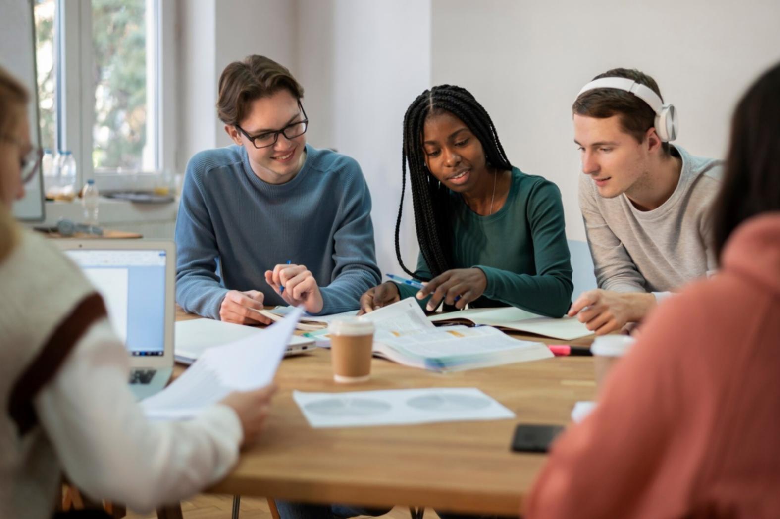 Moderne Trading-Arbeitsplätze mit mehreren Monitoren zeigen Marktdaten und Charts